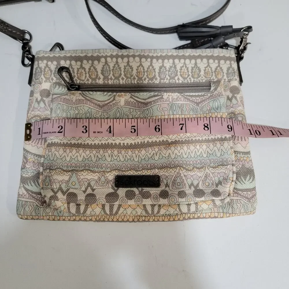 Sakroots Crossbody Adjustable Strap Pockets inside.
